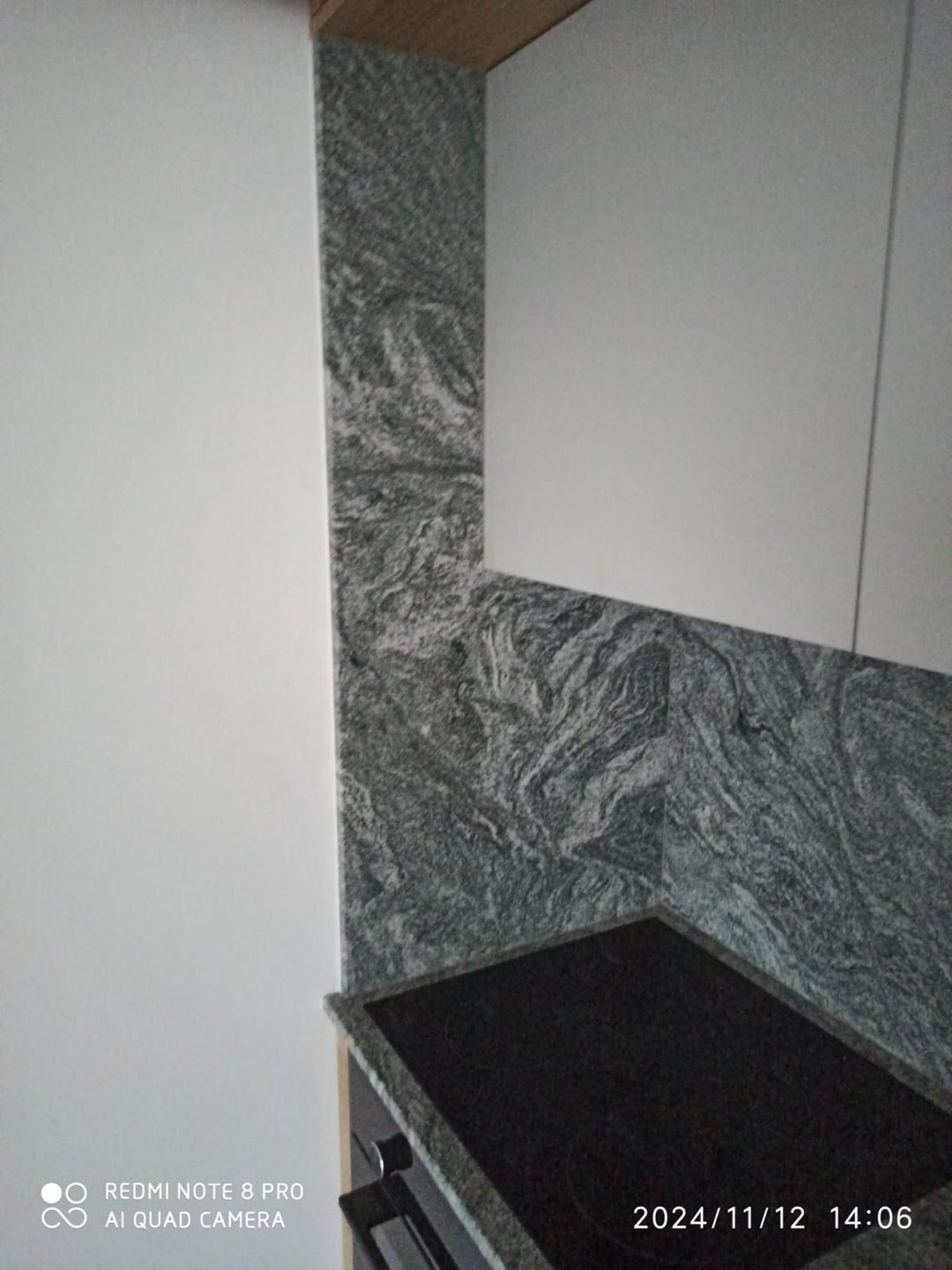 Nowoczesny jasny blat kuchenny z naturalnego granitu