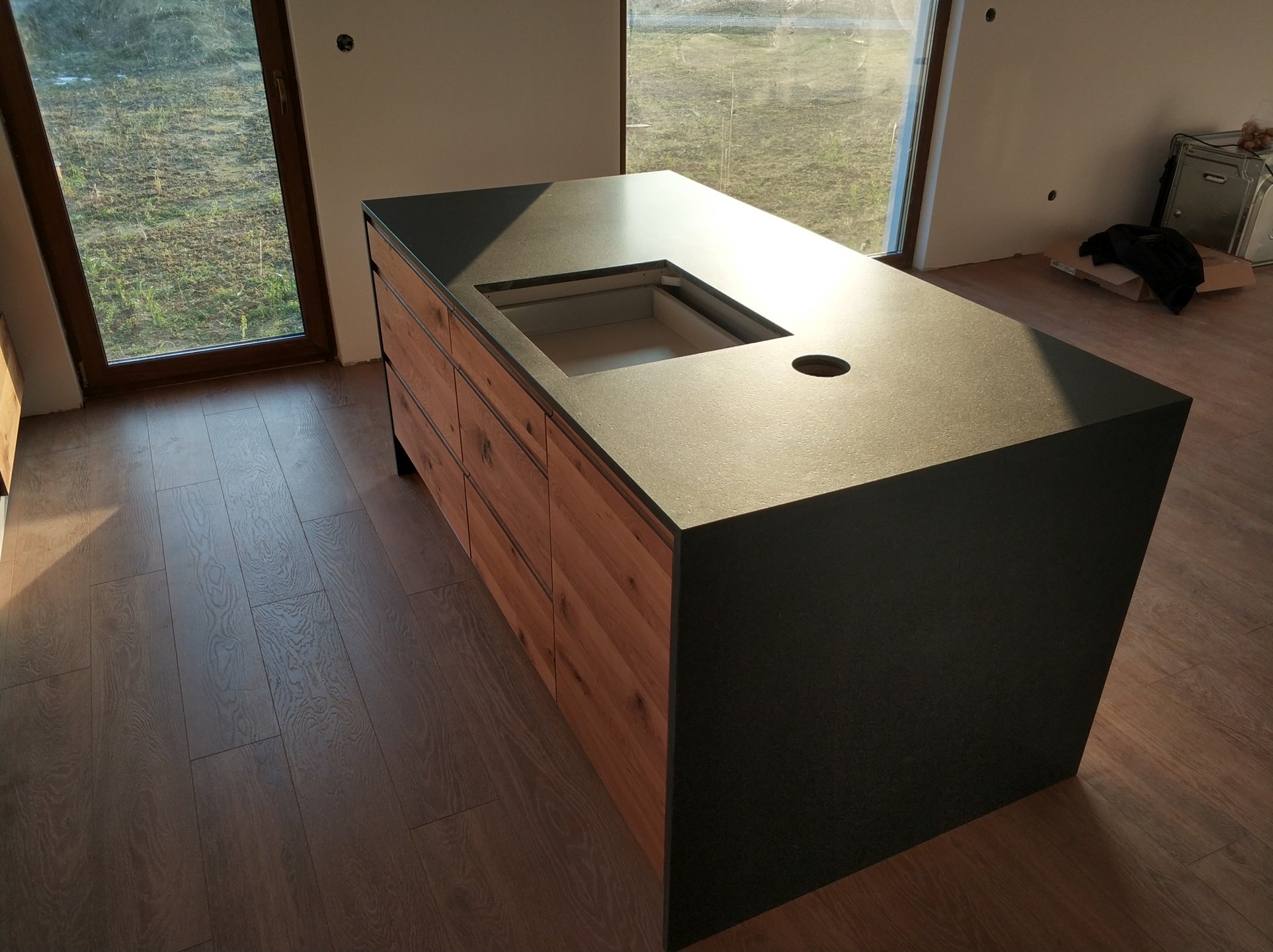 Ciemny granitowy blat kuchenny w jasnej nowoczesnej kuchni