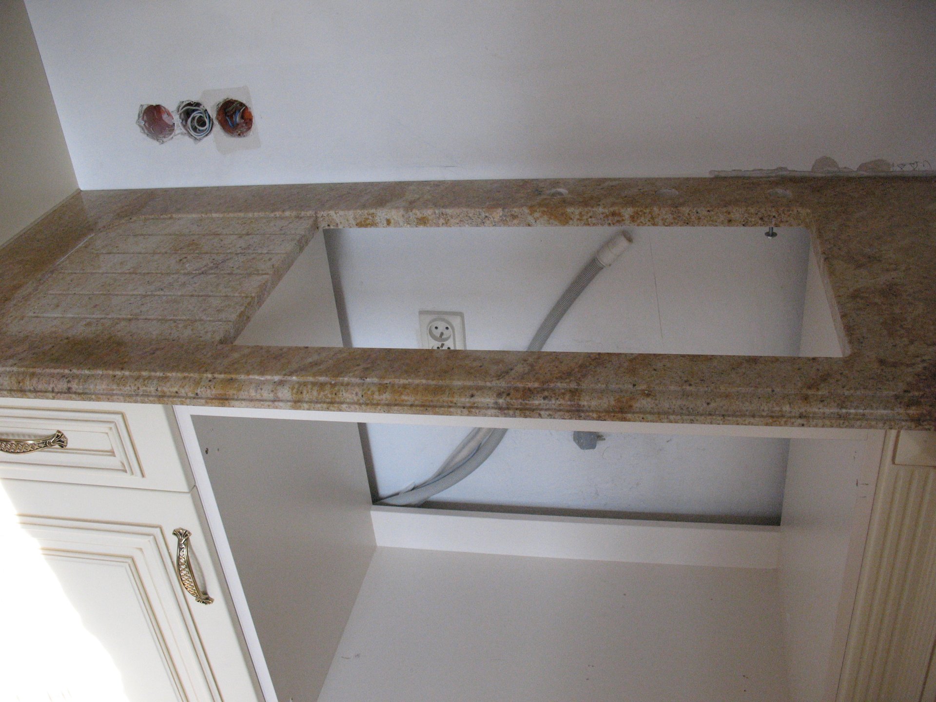 Kremowy marmurowy blat kuchenny w eleganckiej kuchni