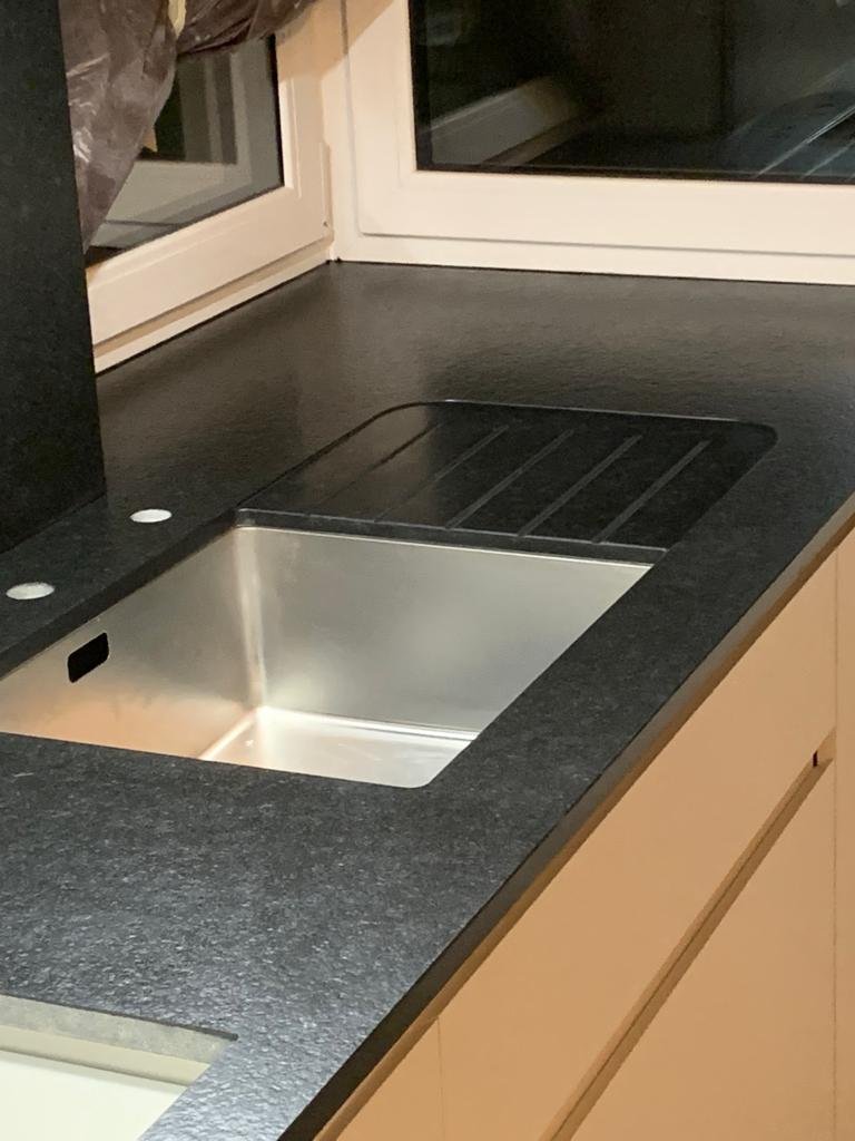 Jasny granitowy blat do kuchni z subtelnym użyleniem