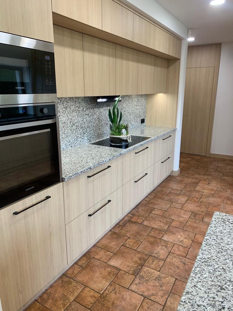 Nowoczesny ciemny blat granitowy w kuchni