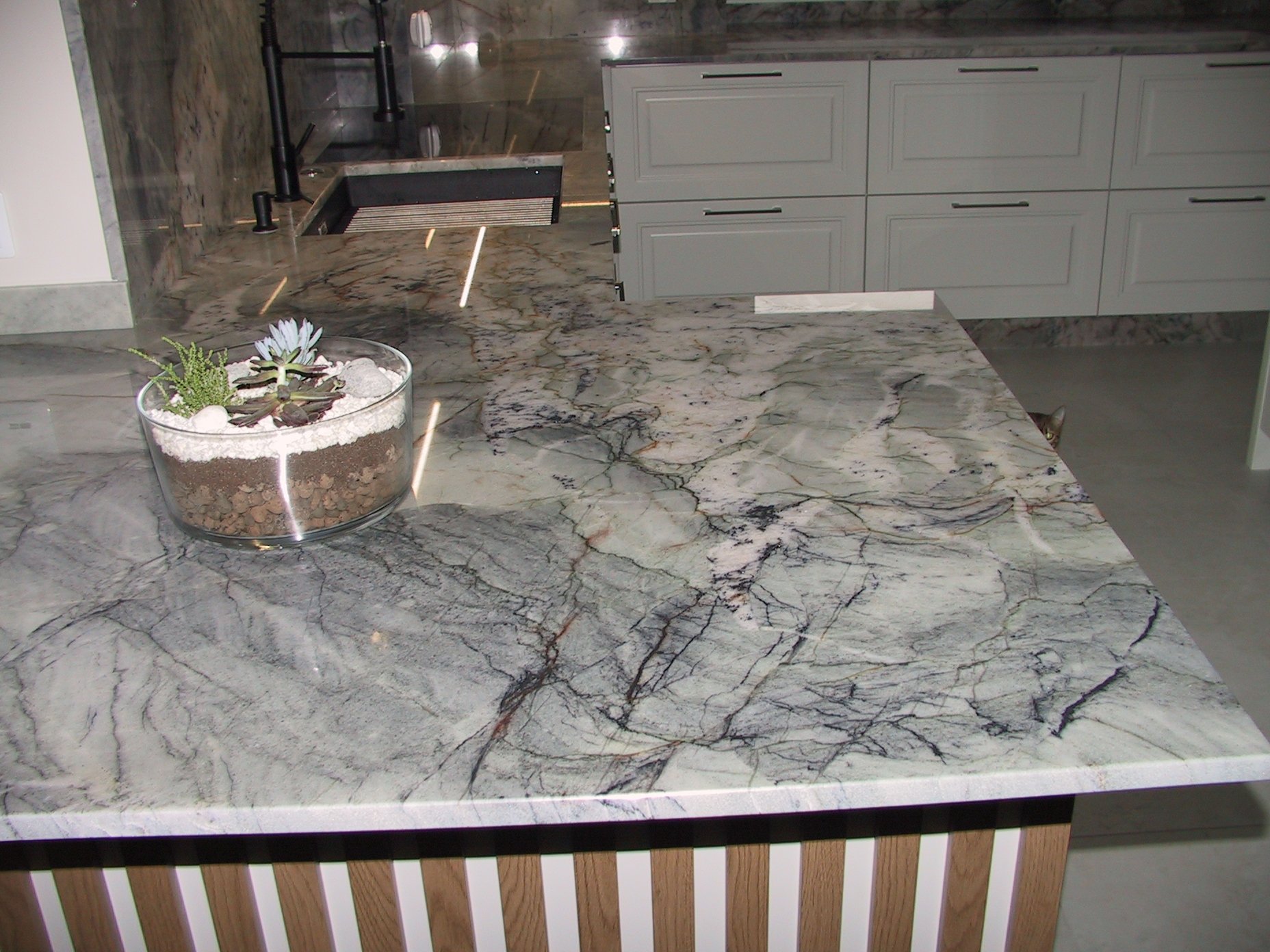 Naturalny, jasny blat kwarcytowy w przestronnej kuchni