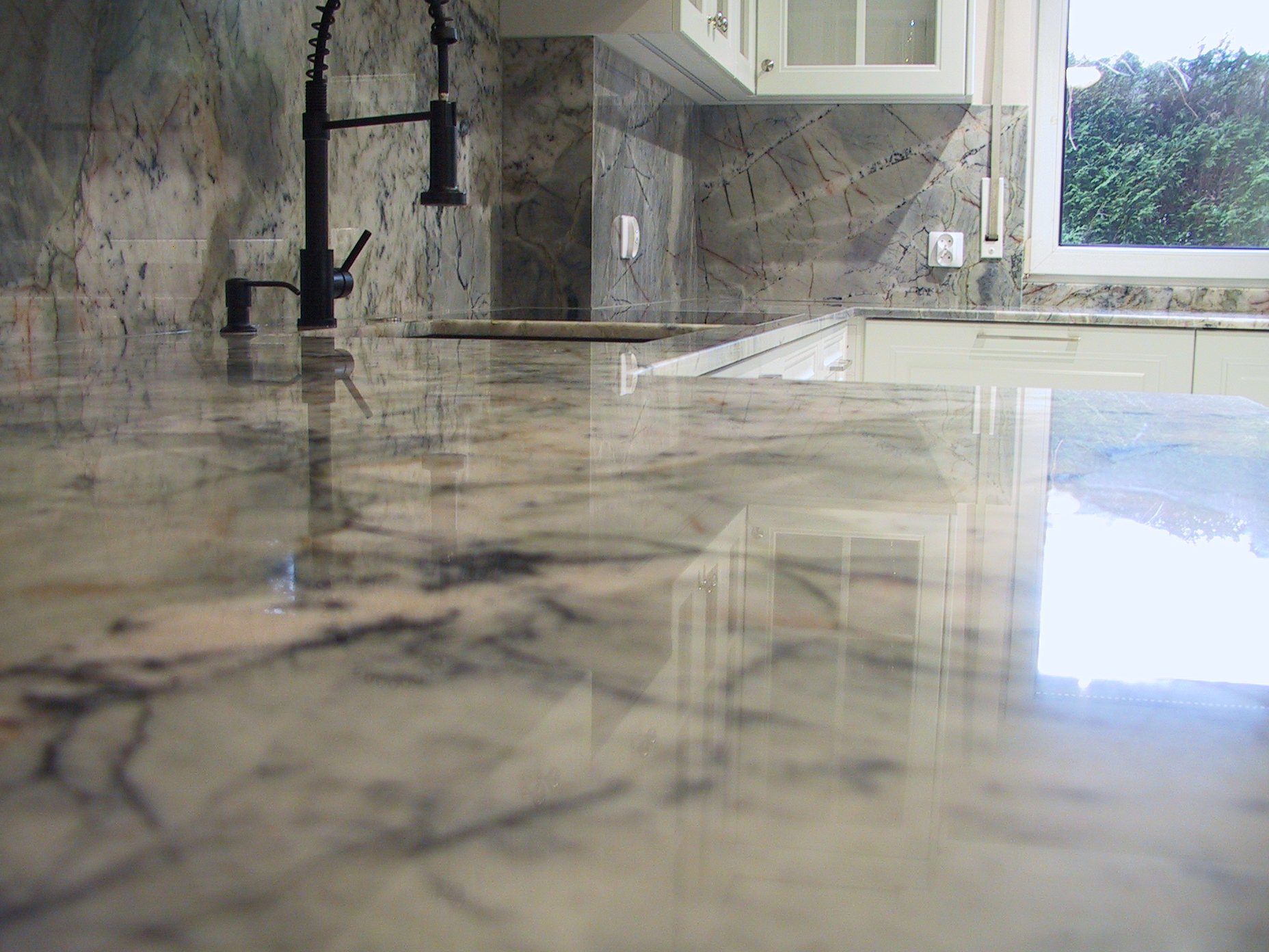 Fragment jasnego blatu kwarcytowego w nowoczesnej kuchni